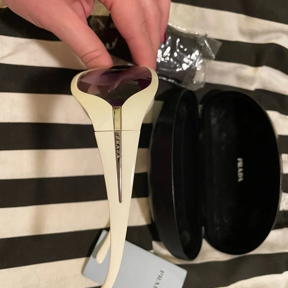 White Prada sunglasses - Picture 4 of 5